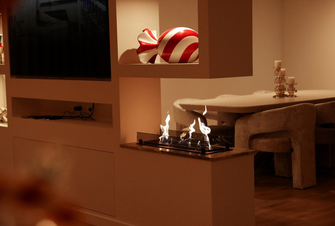 Bioethanol Einbau Brenner Einsatz SOLO von Wild Flame in Raumteiler Weiss mit TV Esszimmer Wohnzimmer